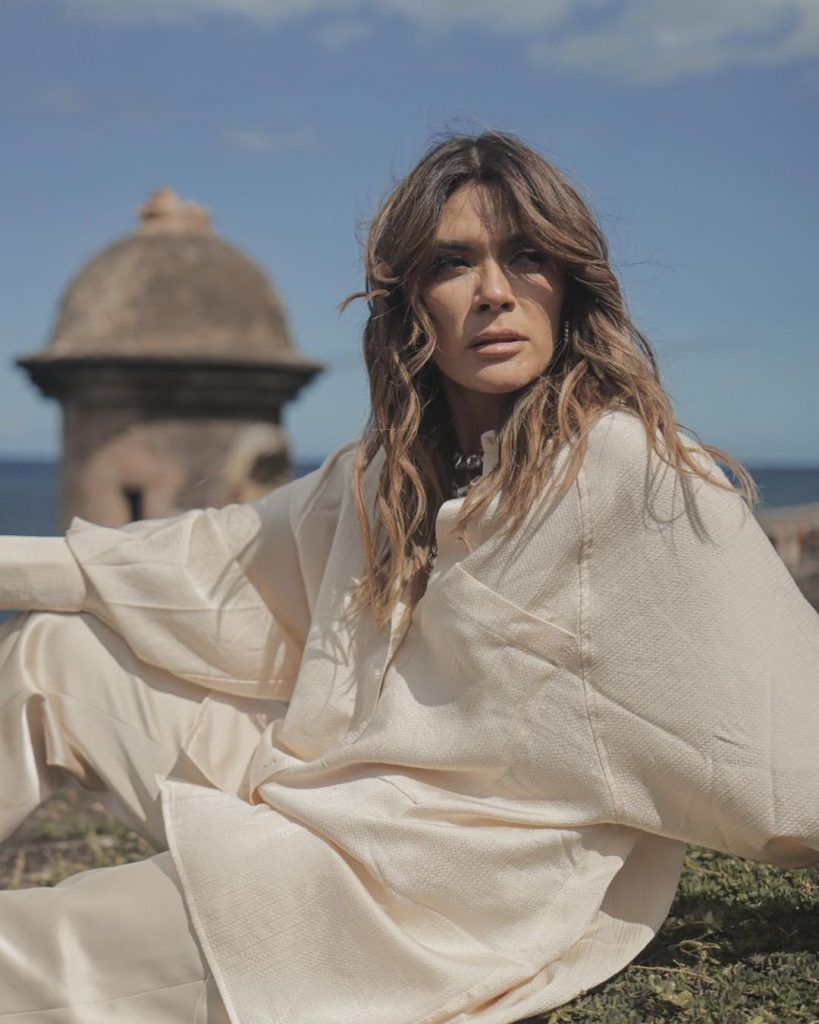 Kany Garc&iacute;a junto a el Morro en San Juan de Puerto Rico