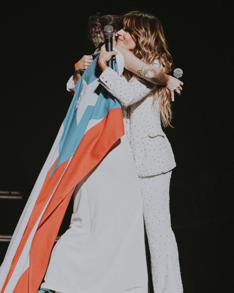 La cantante Kany Garc&iacute;a con una bandera de su pa&iacute;s, Puerto Rico