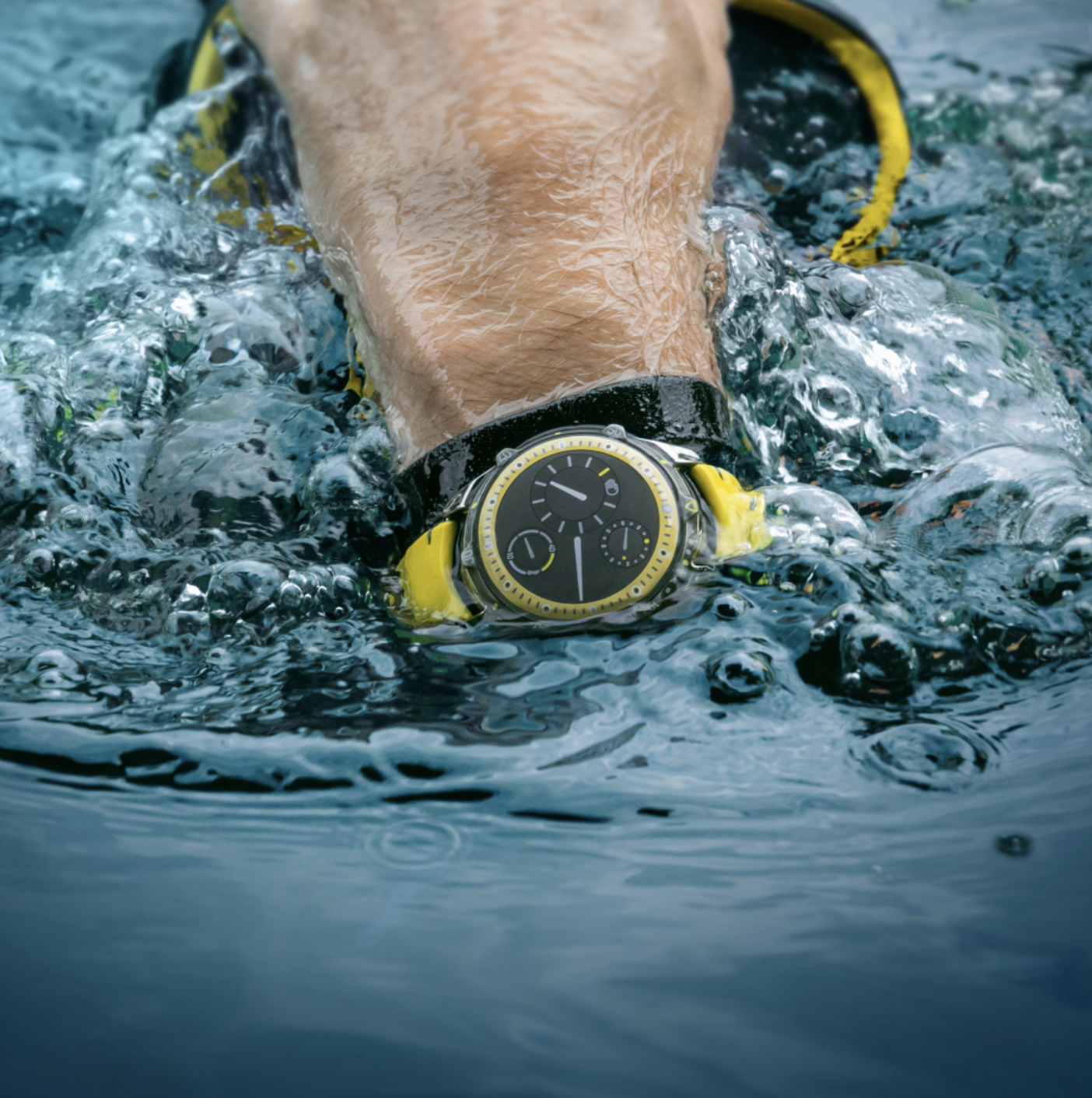 Reloj de buceo lleno de aceite
