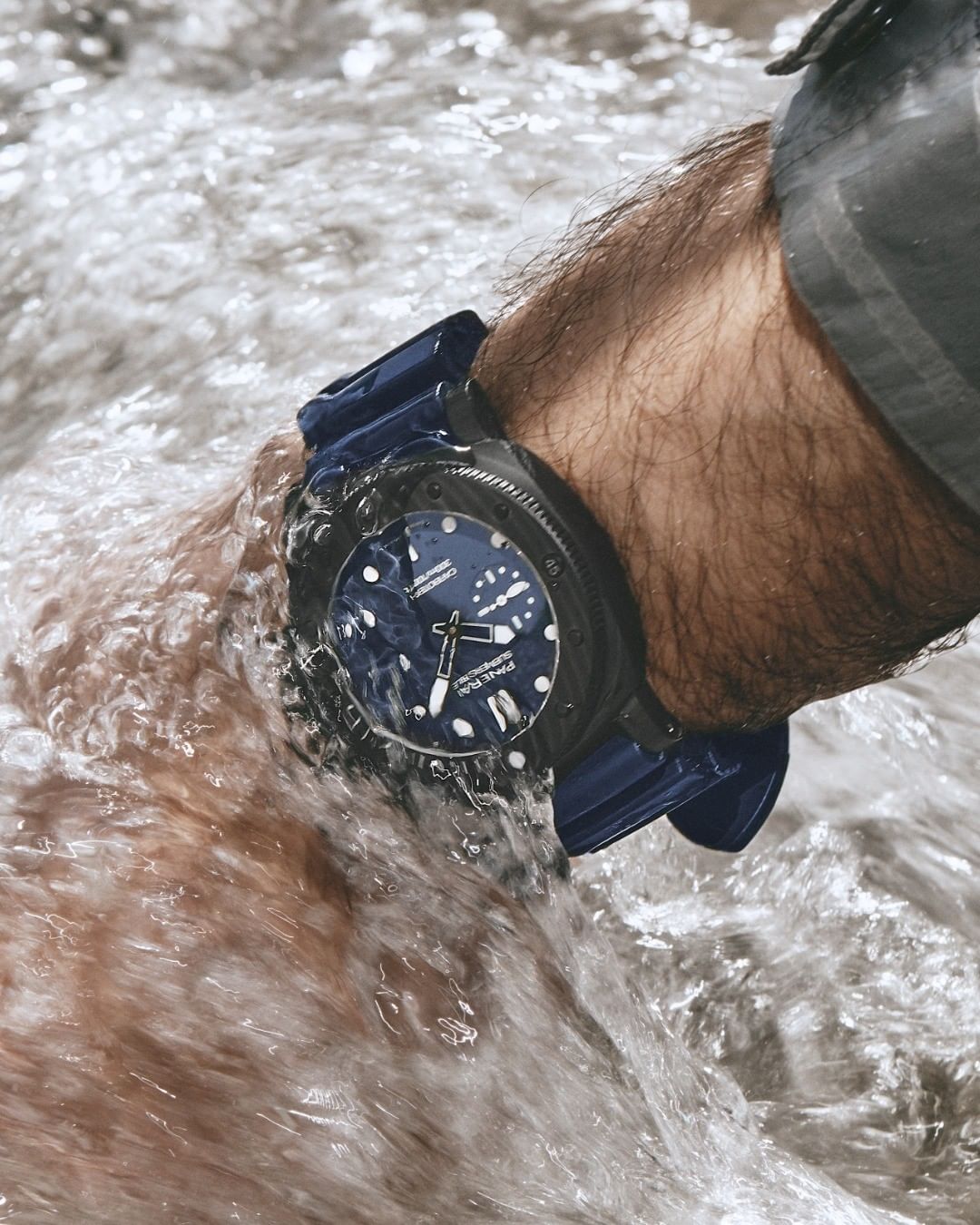 Modelo con reloj de Panerai
