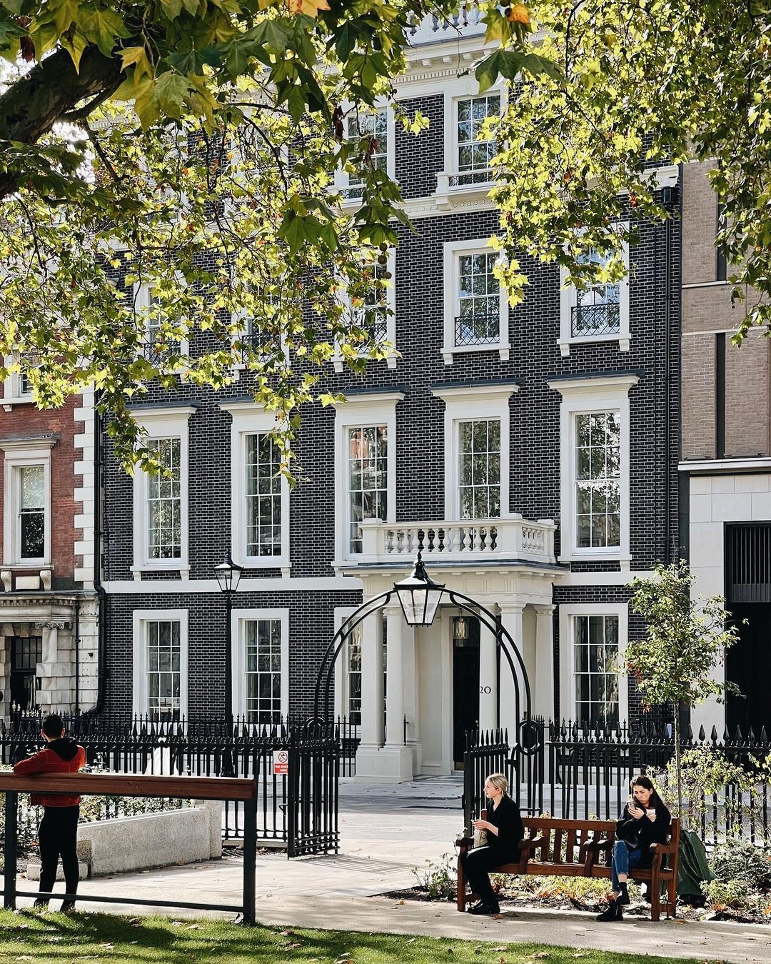 La fachada de The Maine Mayfair