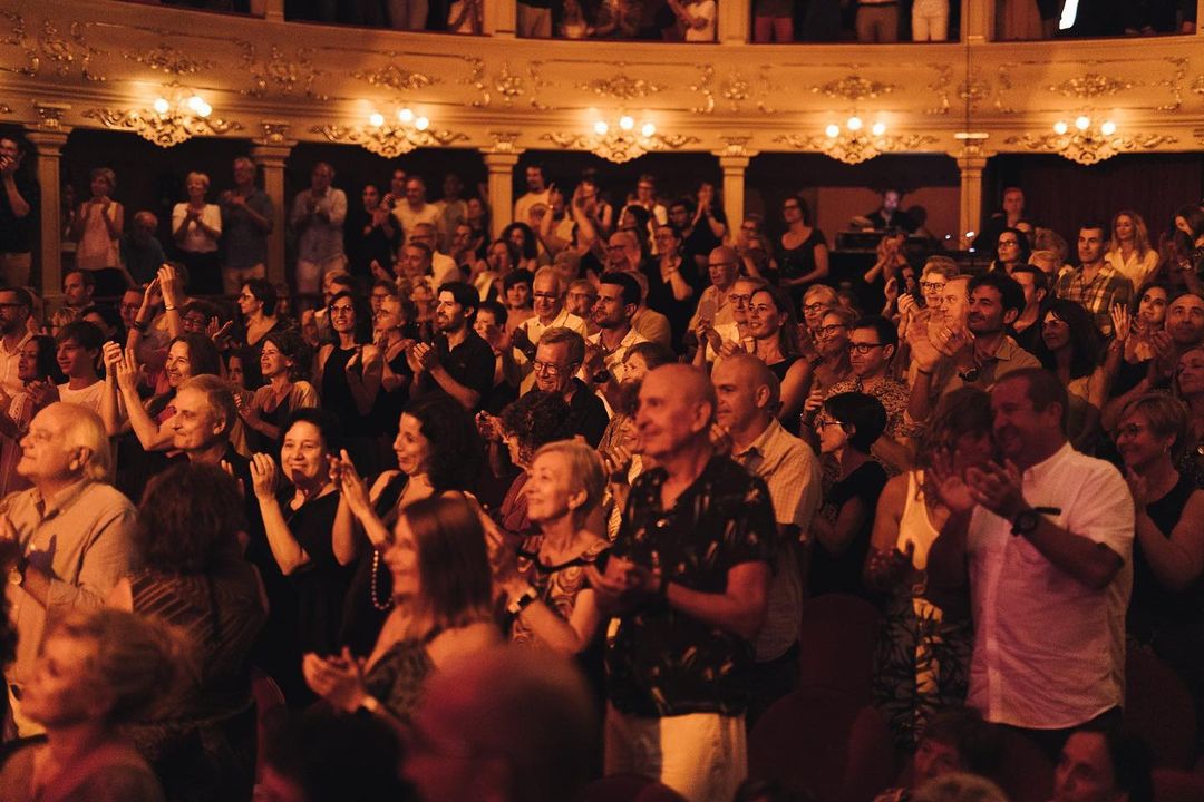 Menorquines en el Teatro Principal de Mah&oacute;n