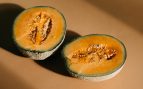 Ni en un plato ni cortado a trozos en el frigorífico: el melón abierto debe conservarse de esta manera en verano