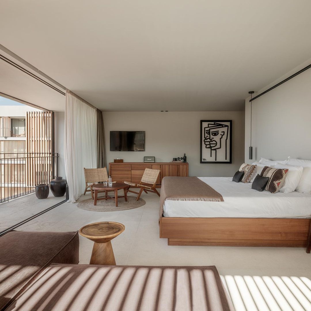 Una de las habitaciones de OKU Ibiza