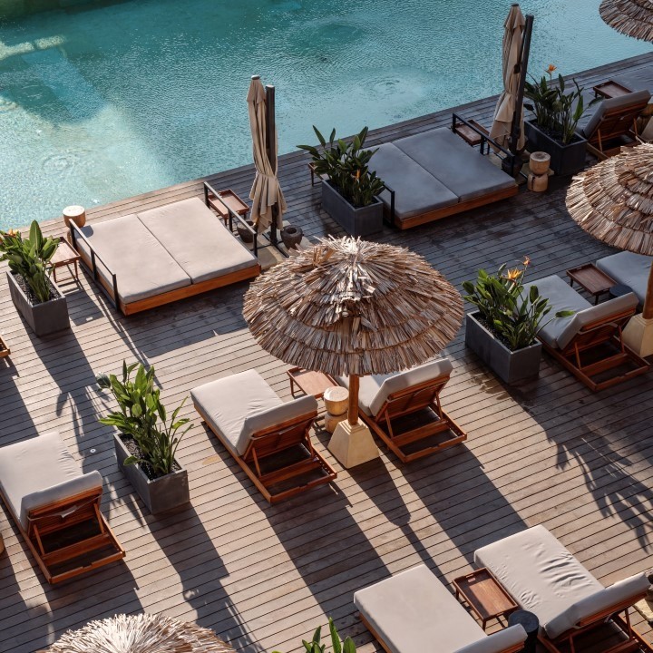 La piscina de OKU Ibiza