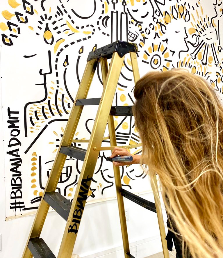 Bibiana Domit firmando una obra de arte