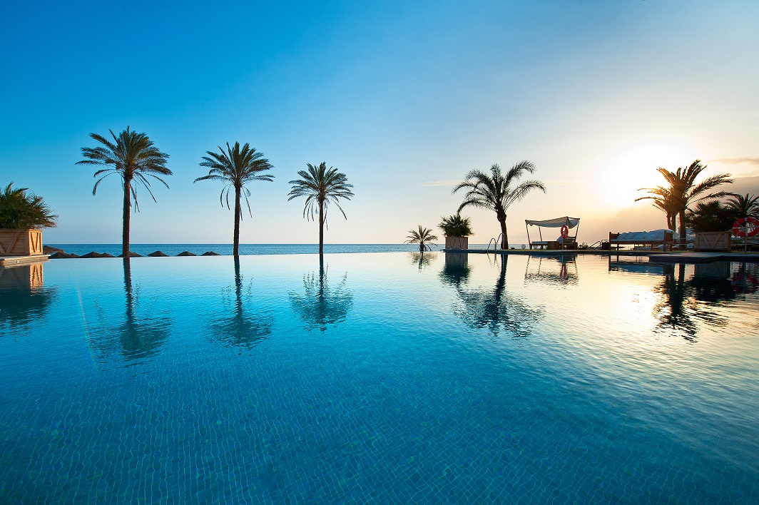 Beach Club Estrella del Mar infinity pool (Marbella)