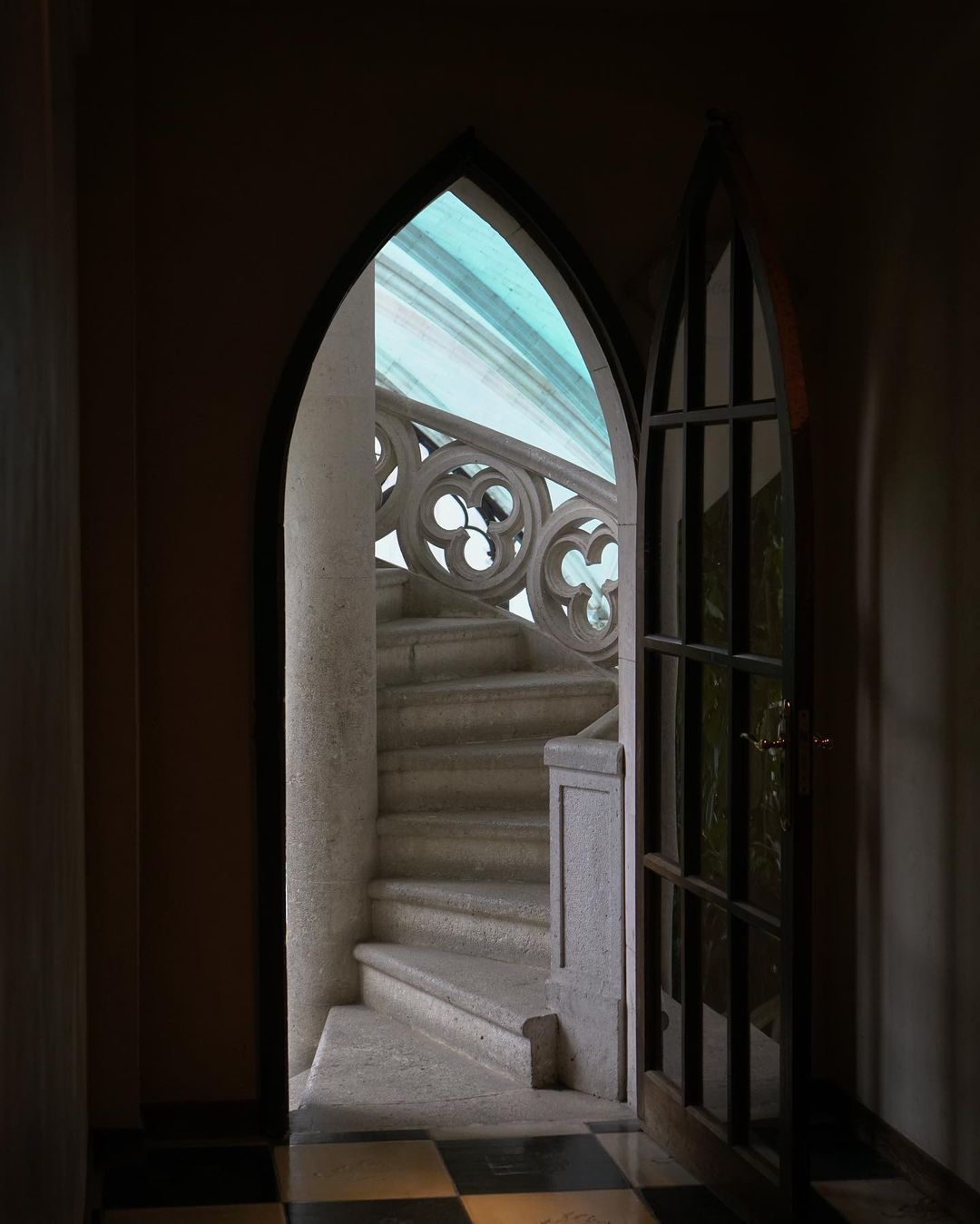 La escalera g&oacute;tica de la piscina