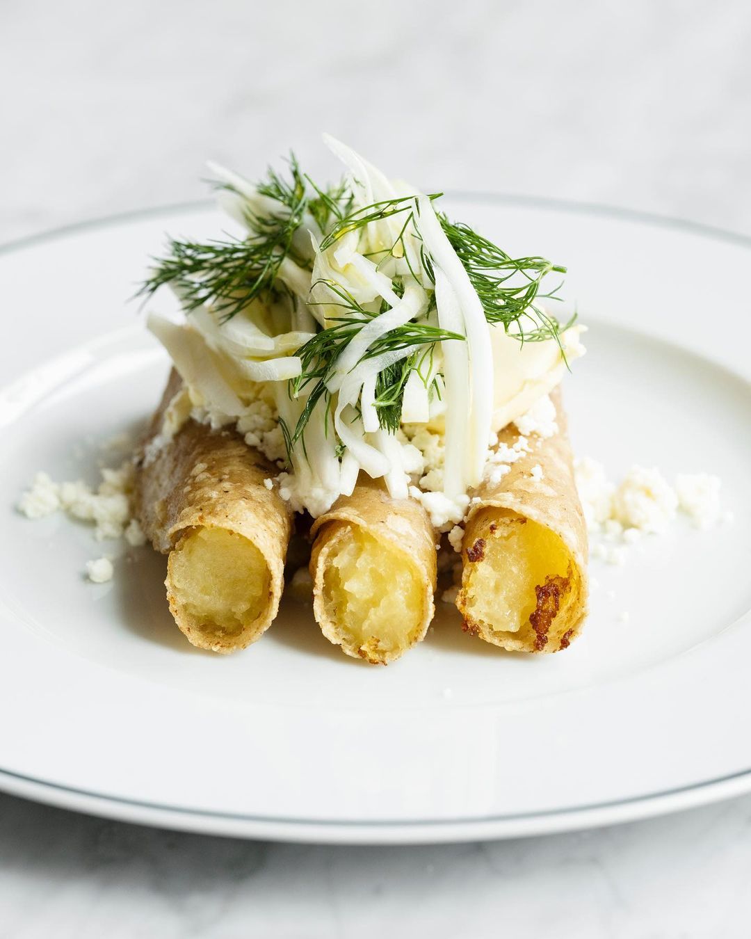 Flautas de papa cubiertas de queso