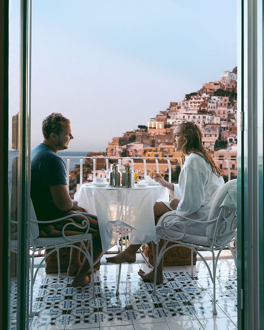 Pareja de novios desayunando en Le Sirenuse