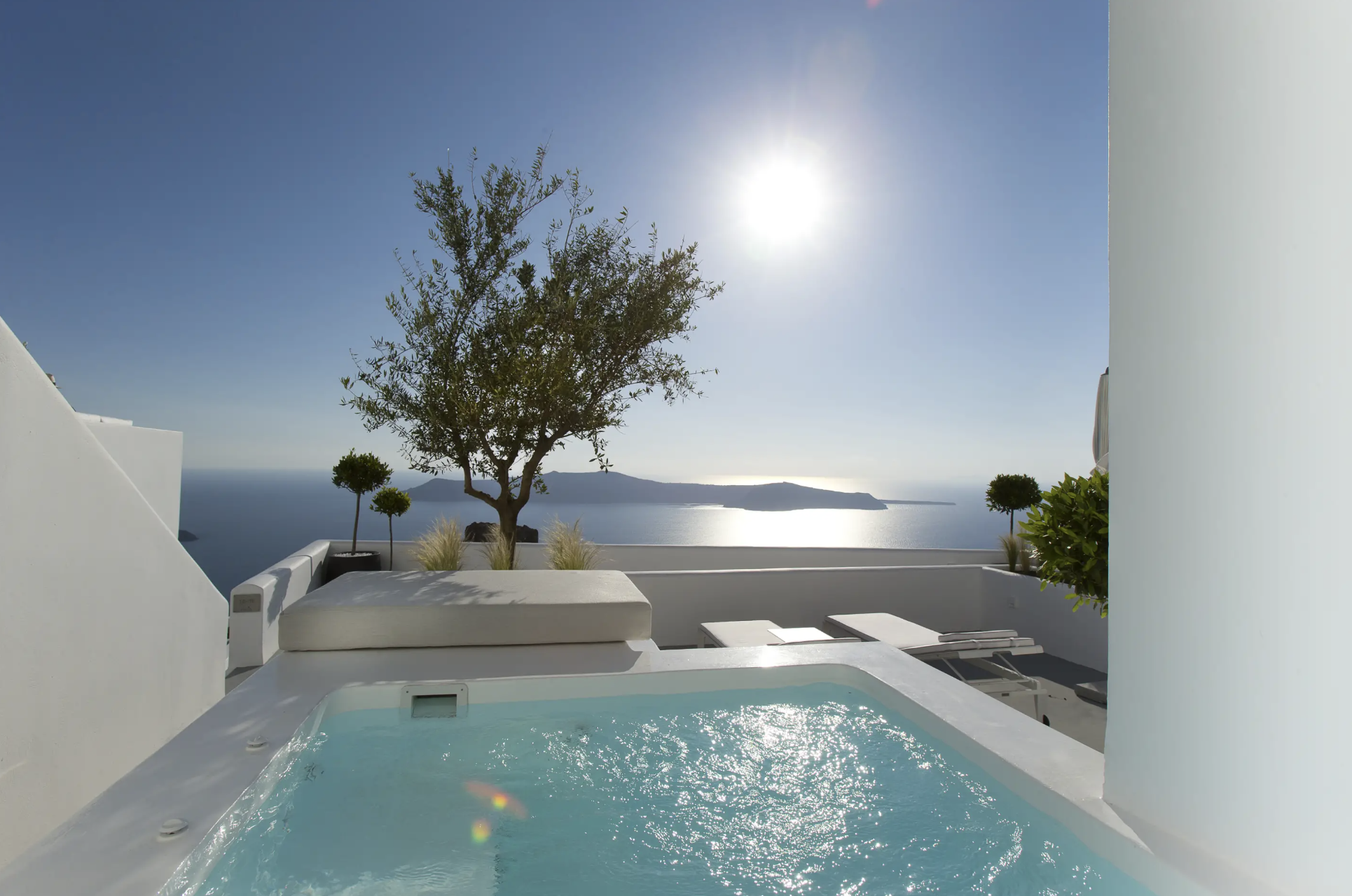 Una de las piscinas de las habitaciones