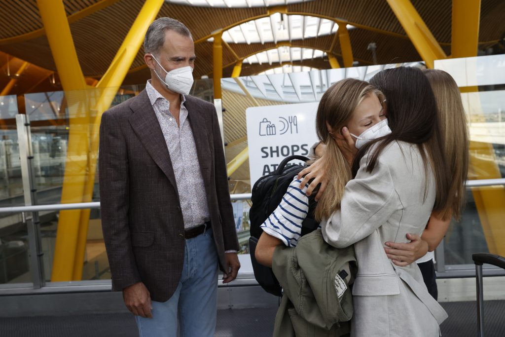 El Rey Felipe y la Reina Letizia con sus hijas en el aeropuerto