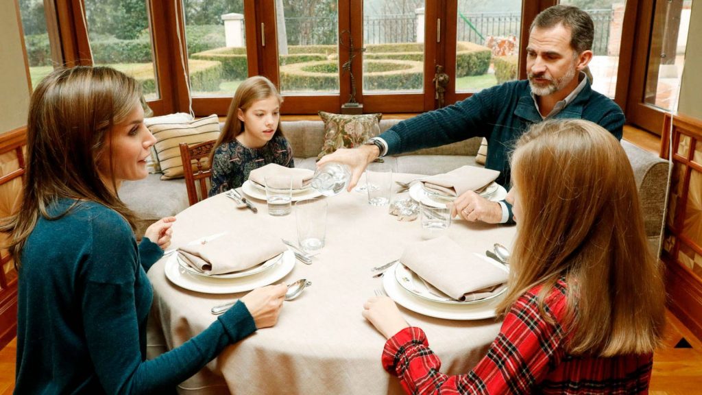 Los Reyes con sus hijas comiendo