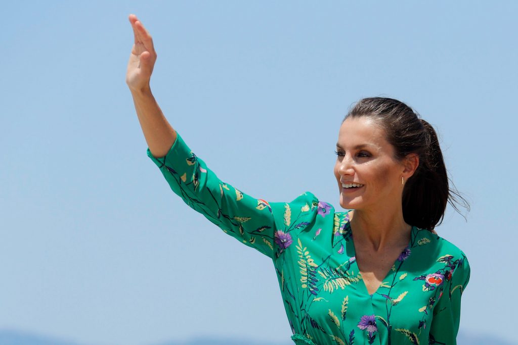 La Reina Letizia saludando