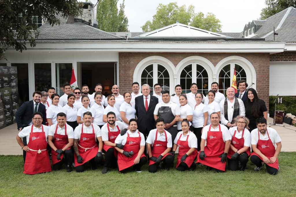 El equipo de Jhosef Arias en la Residencia del Embajador de Per&uacute;
