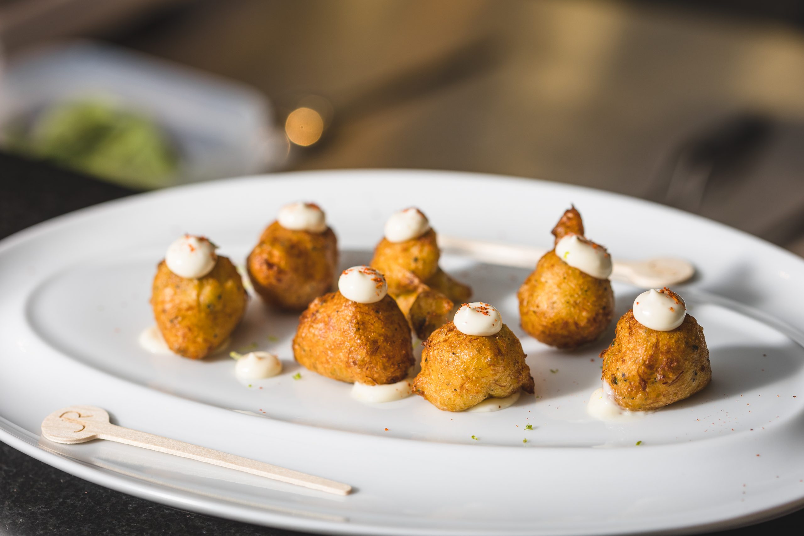 Bu&ntilde;uelos de bacalao con alioli