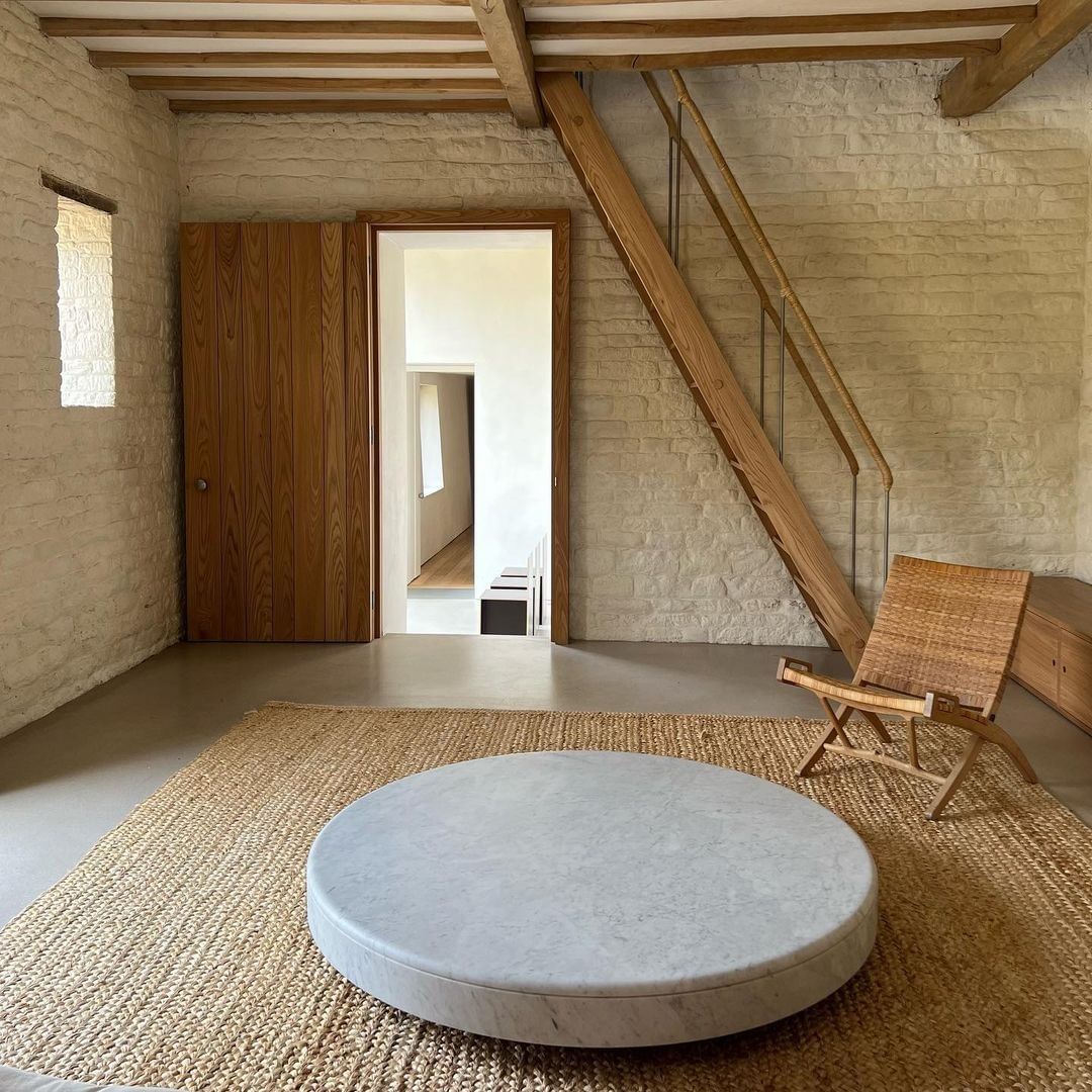 Silla y alfombra de tejidos naturales