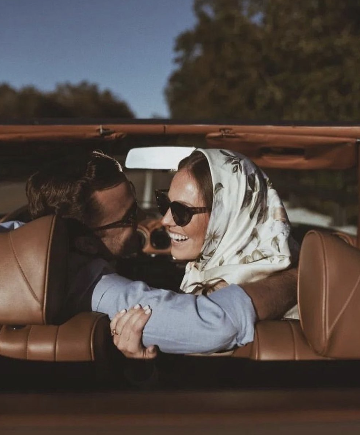 Pareja en el coche