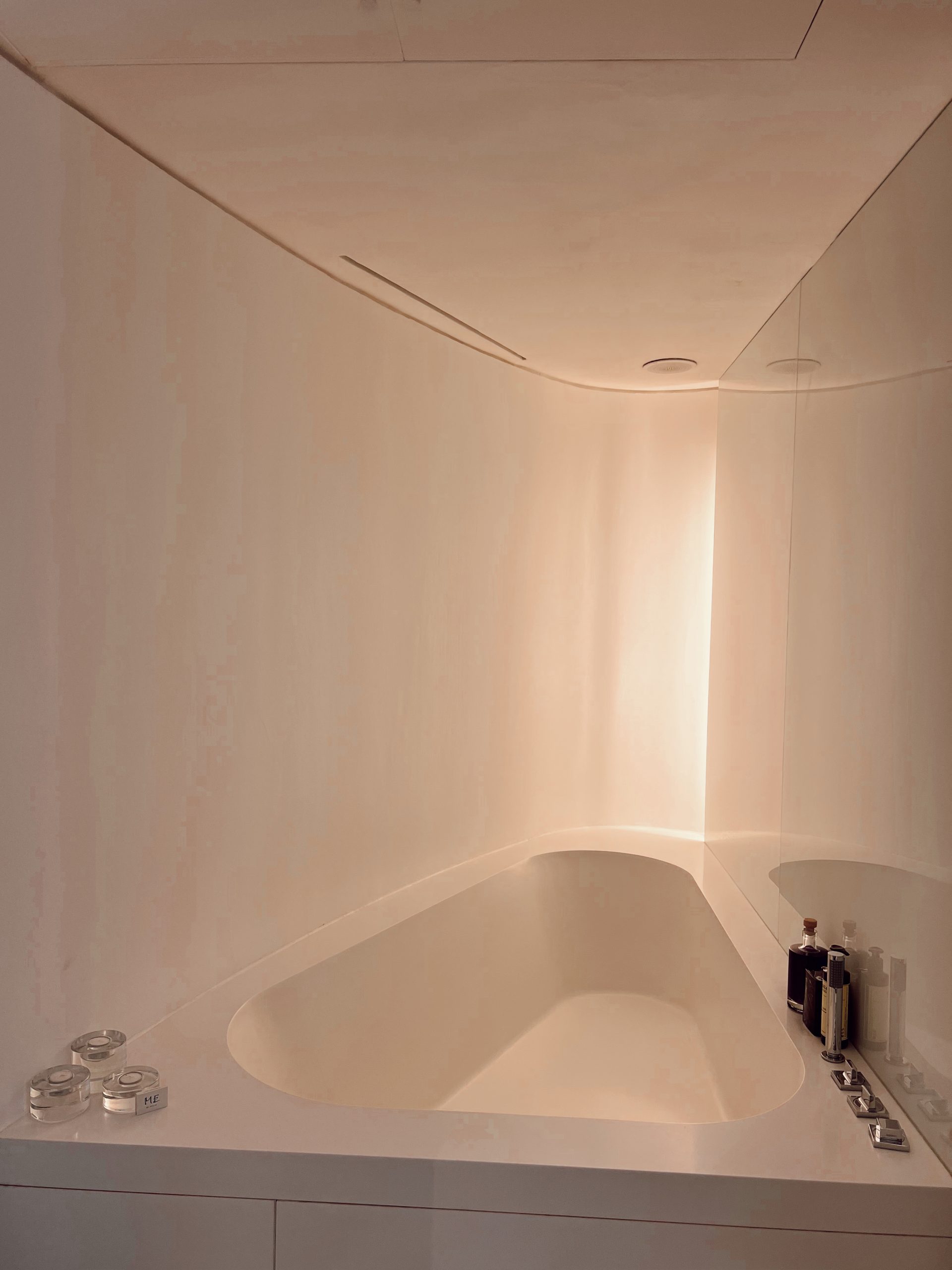 Ba&ntilde;o de una de las suites de ME London