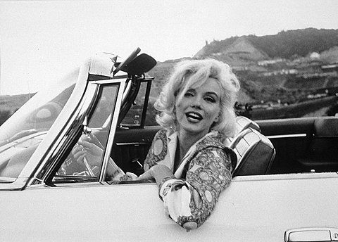 marilyn monroe en un chrysler
