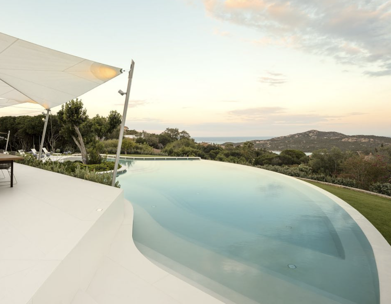 Piscina con piedra sinterizada
