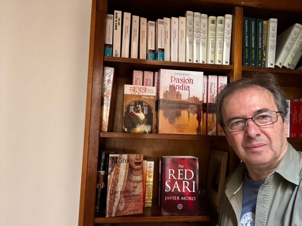Javier Moro con sus libros sobre la India