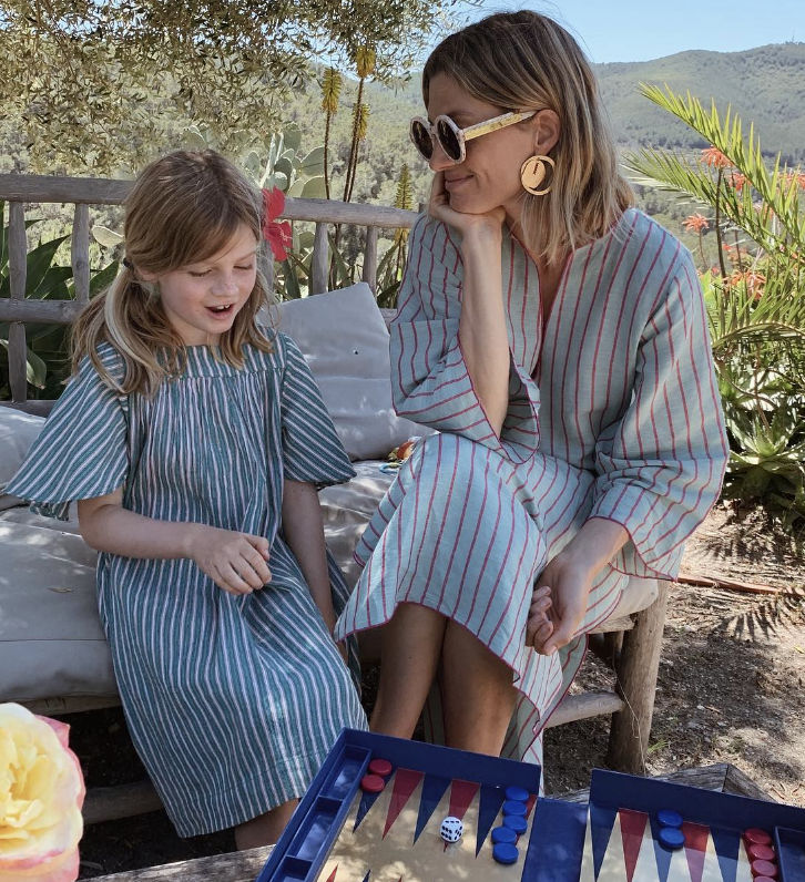 Madre e hija jugando al Backgammoun