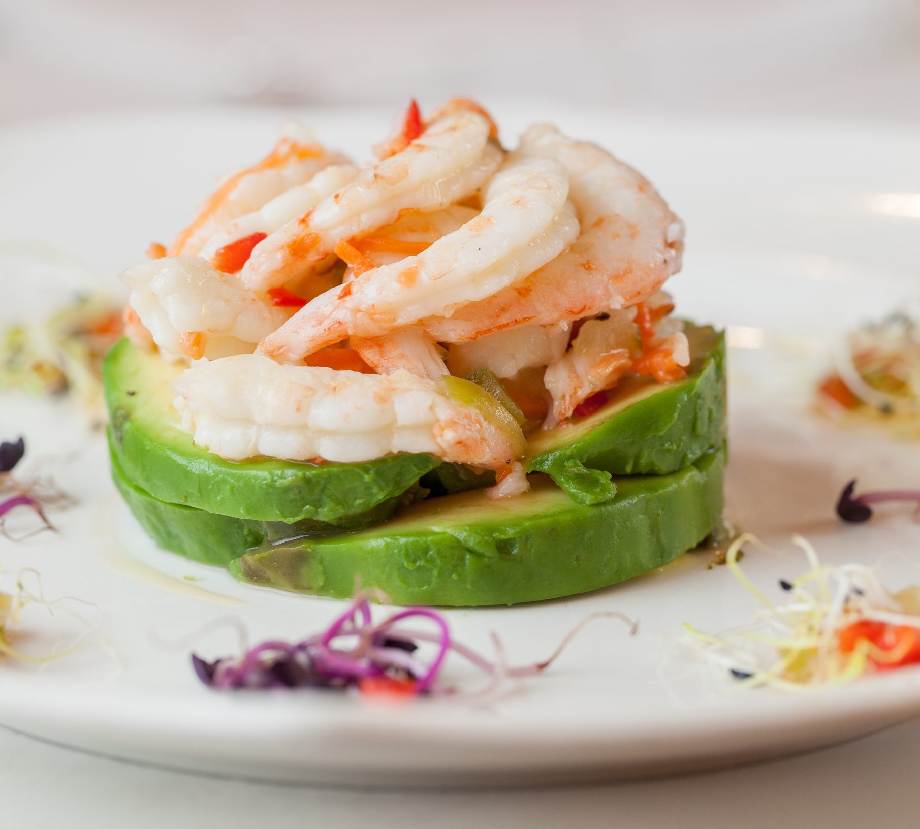 Tartar de aguacate y gambas.