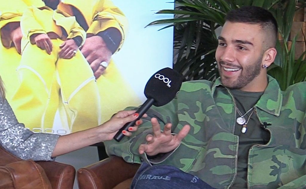 Manuel Turizo siendo entrevistado por COOL The Lifestyle