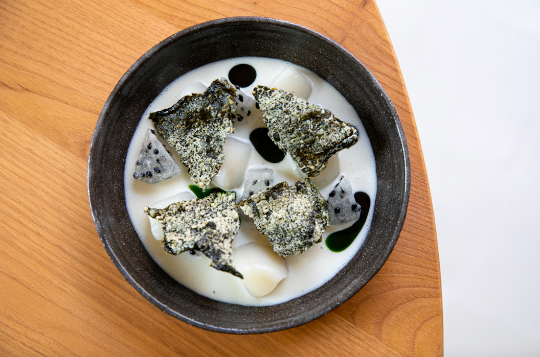 Ceviche de vieiras, con yuzu kosho, mezclado con ají y pitahaya