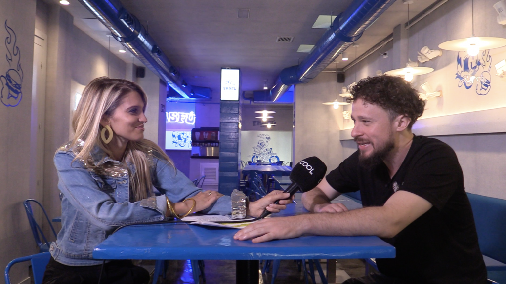 Luisito Comunica siendo entrevistado por Fina Grosso en COOL The Lifesstyle