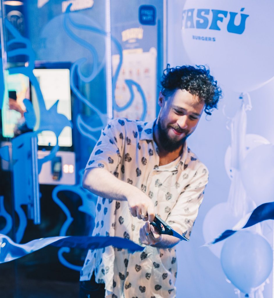 Luisito Comunica inaugurando Fasfú en Madrid