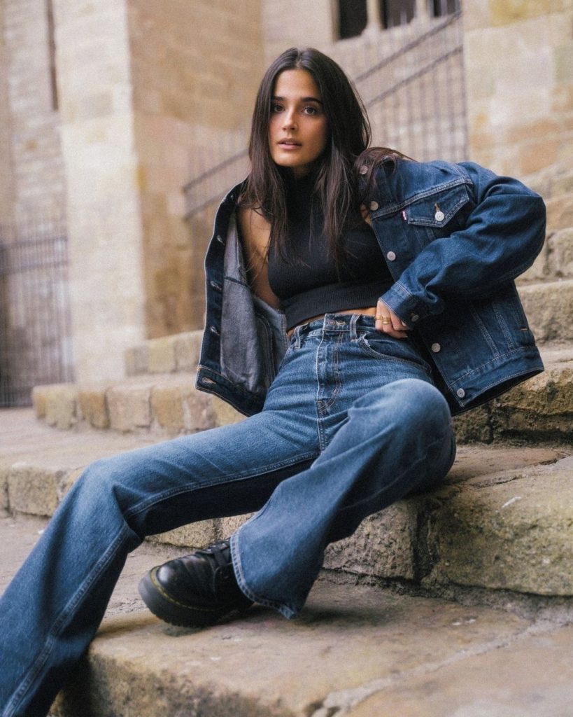 Chica morena con total look de Levi's