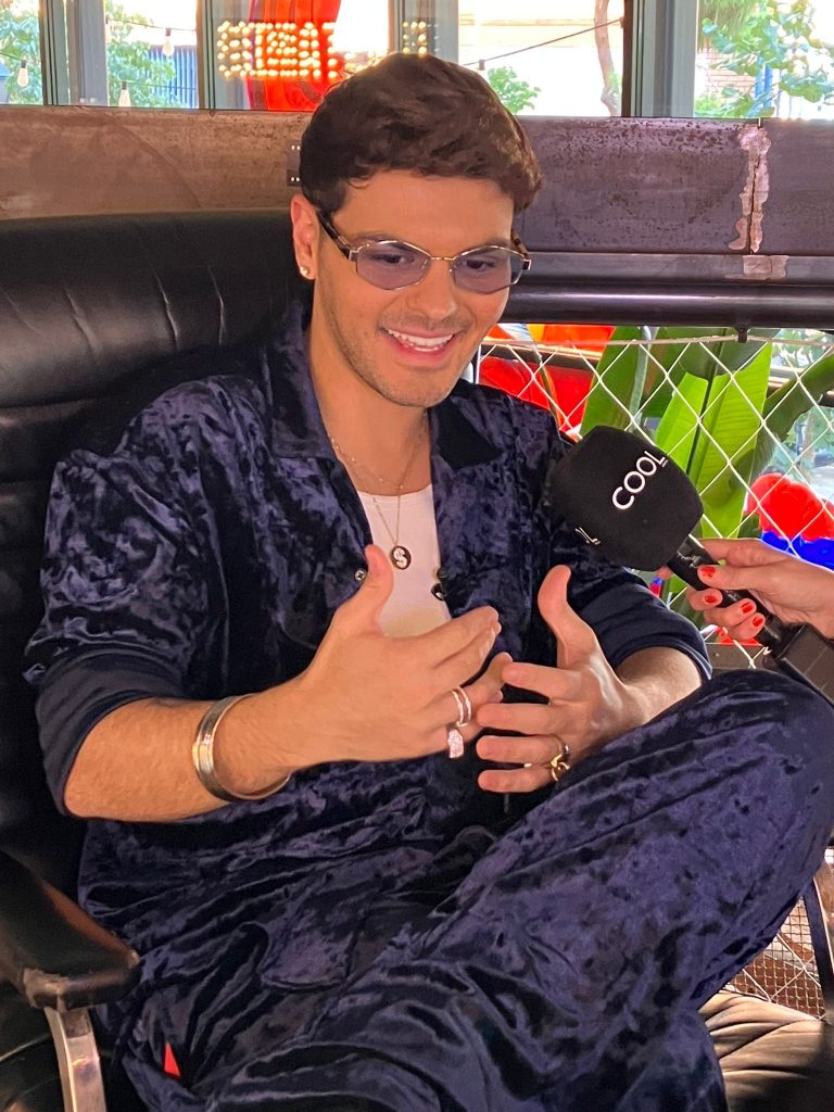 Abraham Mateo siendo entrevistado por Fina Grosso para COOL