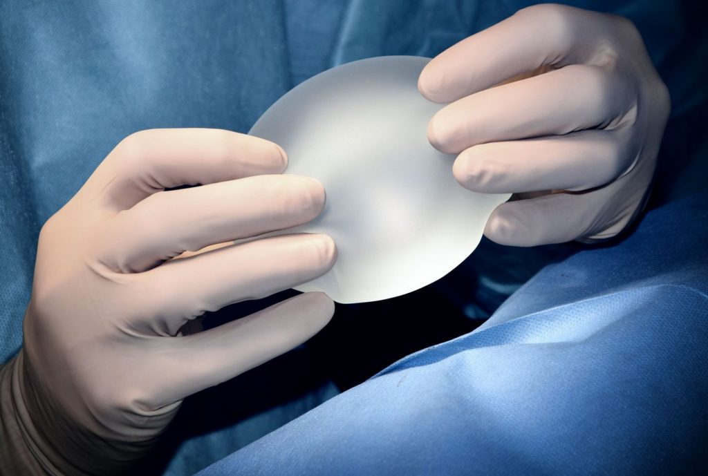 Médico con un implante mamario