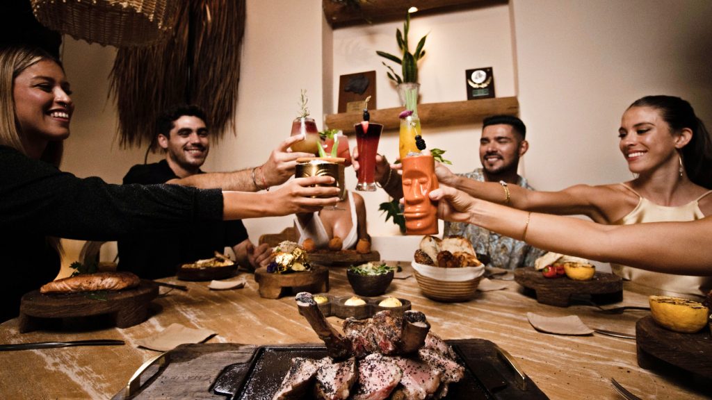 Gente cenando en Chambao del grupo Rosa Negra