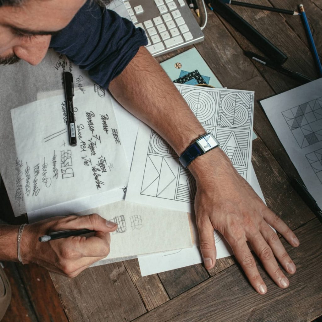El tipógrafo Alex Trochut creando. Jaeger-LeCoultre