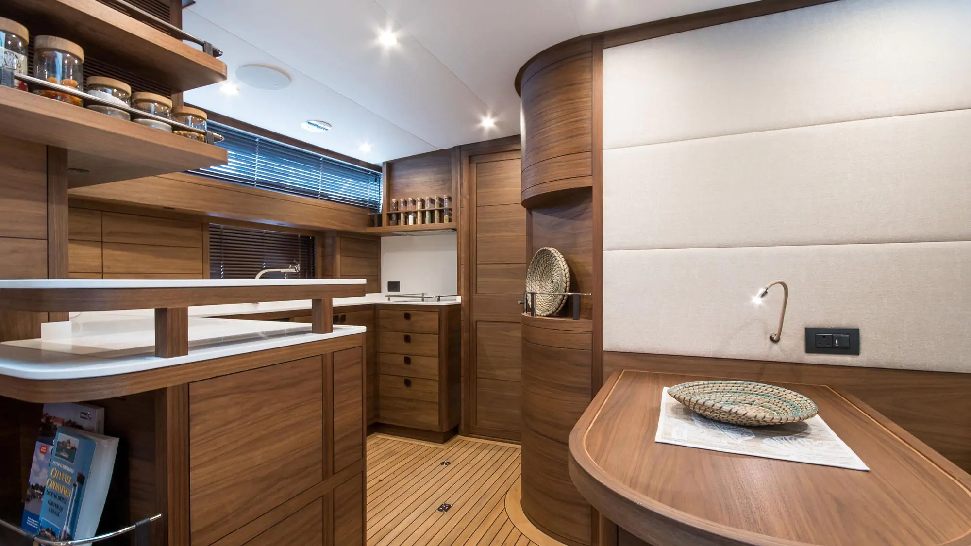 Interior yate