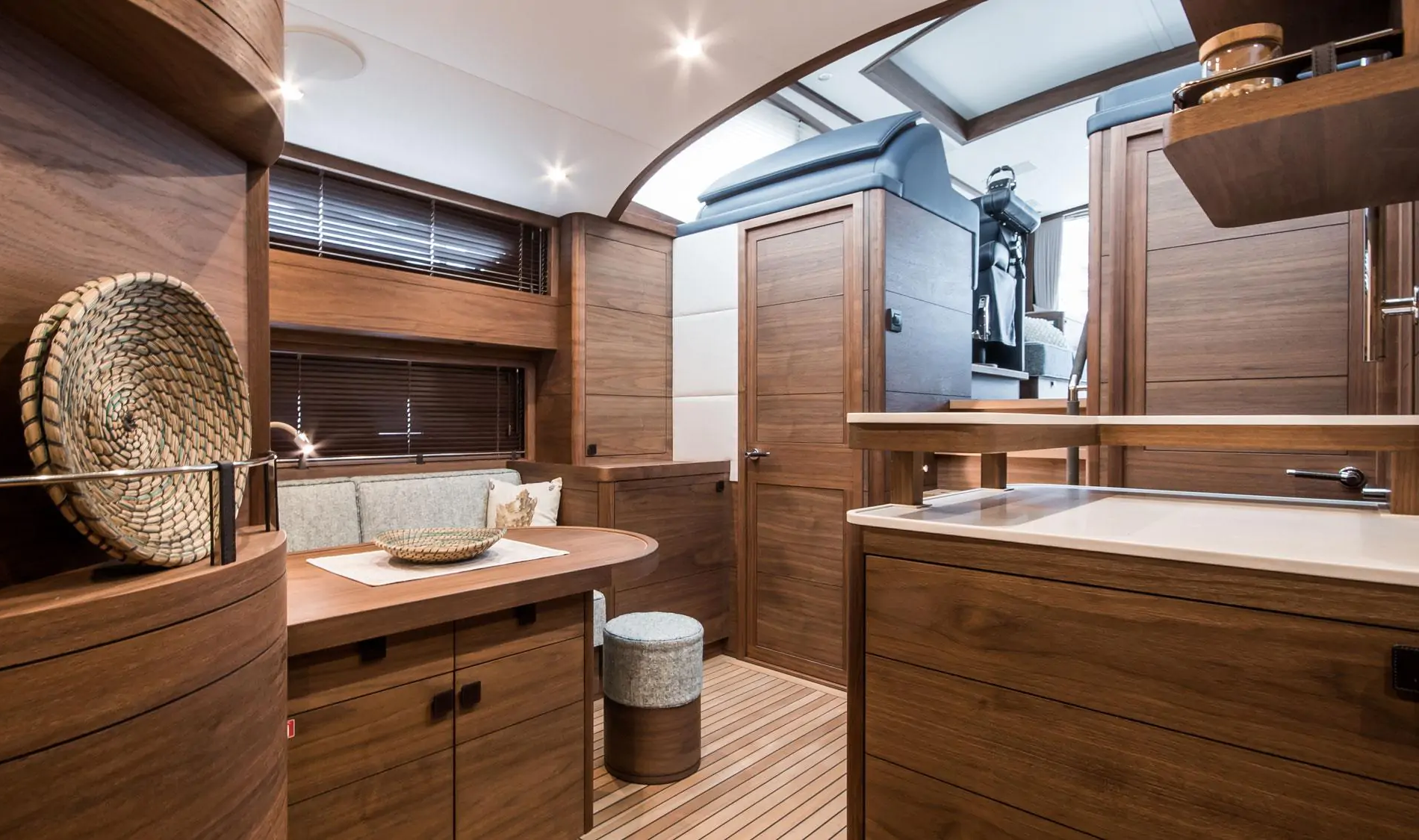 Interior yate