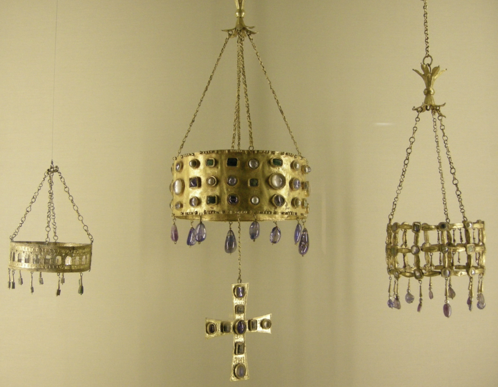 Coronas votivas del Tesoro de Guarrazar conservadas en el Museo de Cluny en Par&iacute;s.