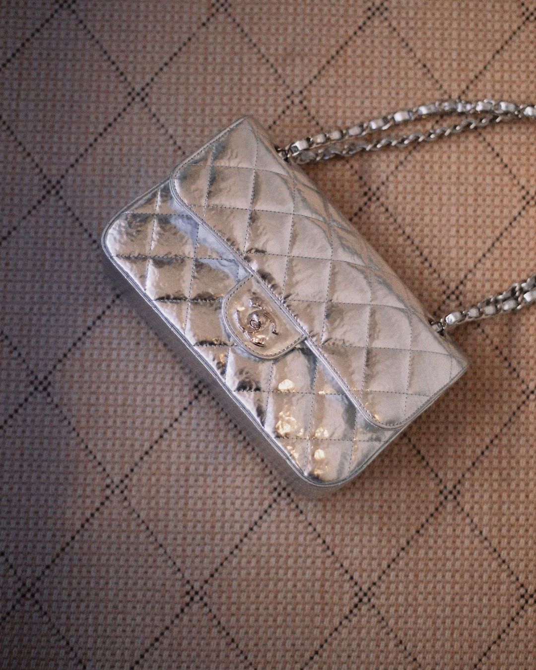 Bolso plateado de Chanel