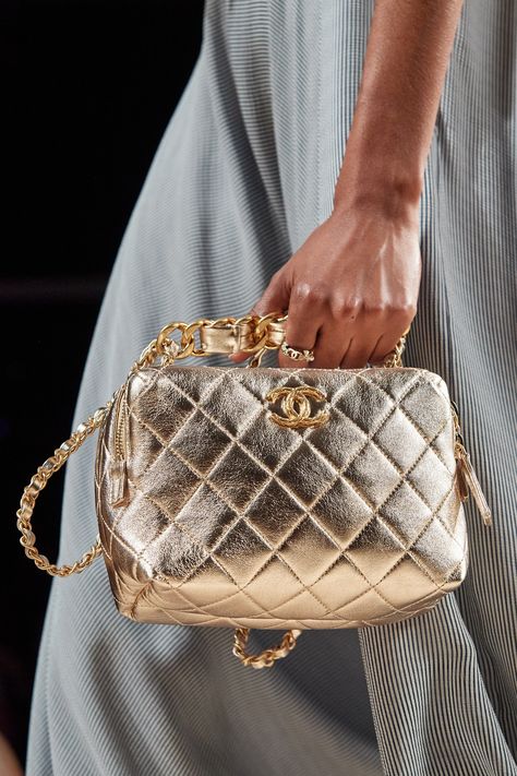 Bolso dorado de Chanel