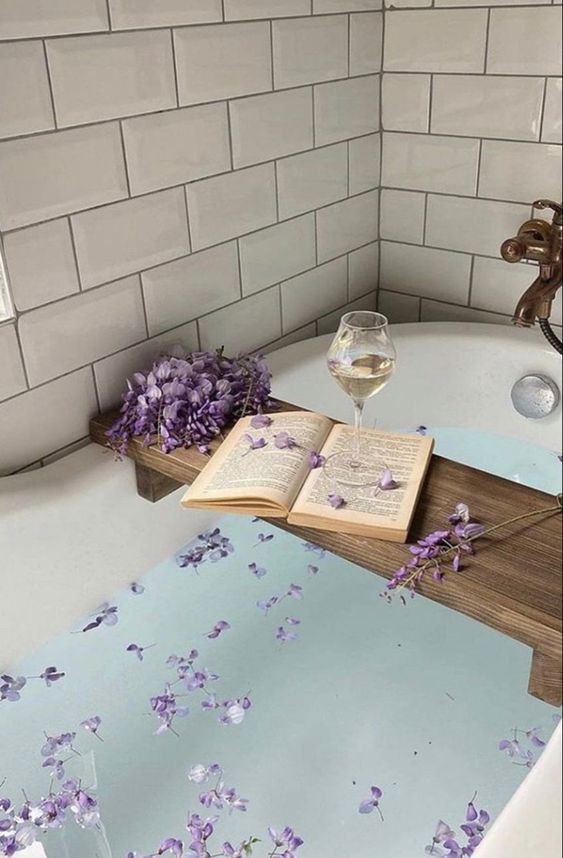 Bebiendo vino en la ba&ntilde;era