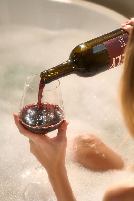Bebiendo vino en la ba&ntilde;era