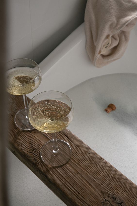 Bebiendo vino en la ba&ntilde;era