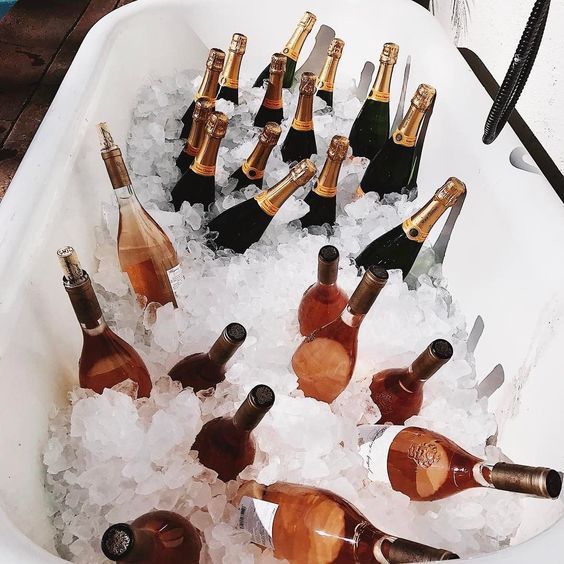 Bebiendo vino en la ba&ntilde;era