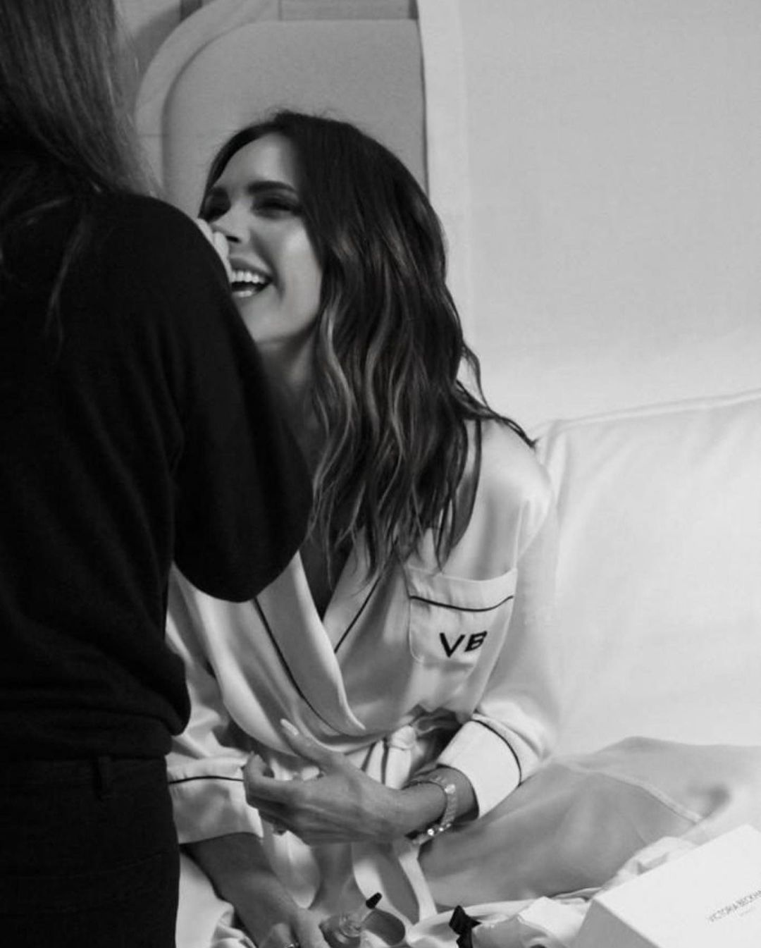 Victoria Beckham con bata de Olivia von Halle