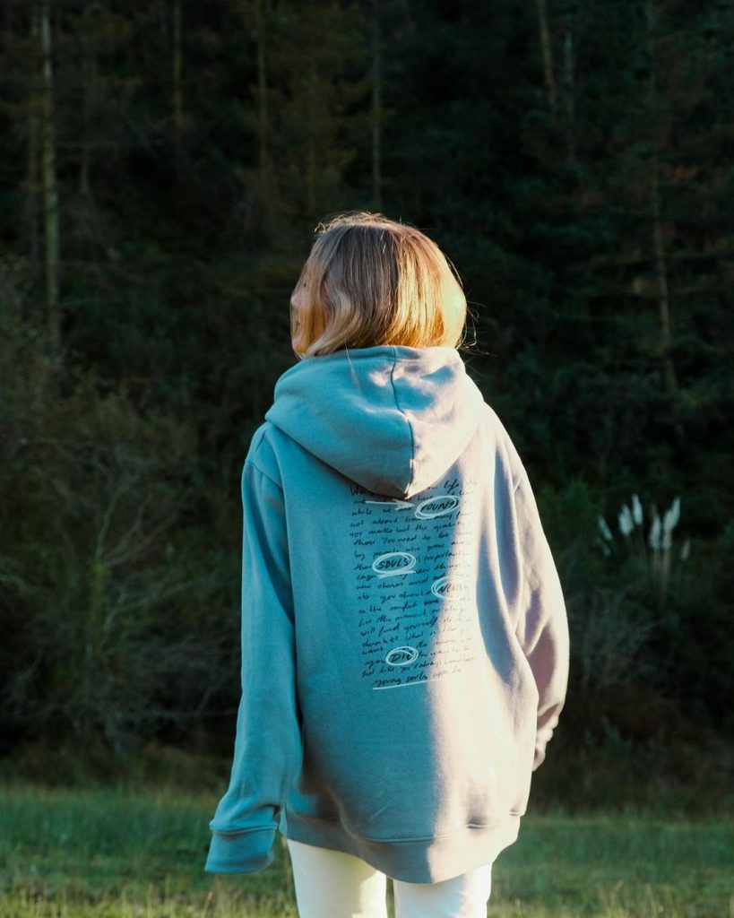 Chica rubia con sudadera de Troppo