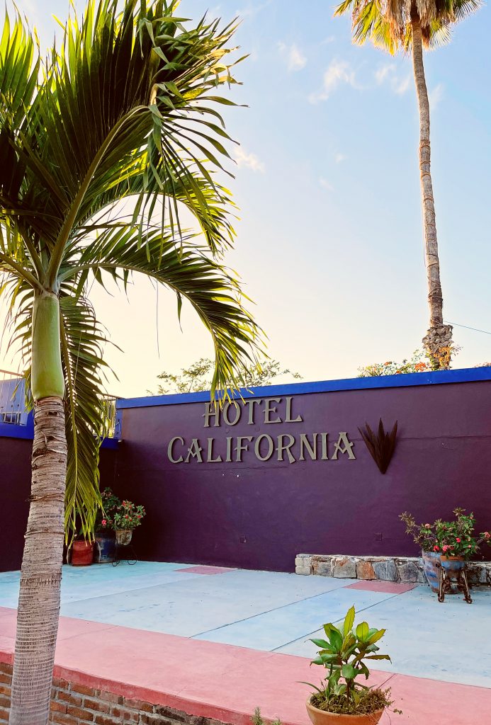 En el patio interior del Hotel California