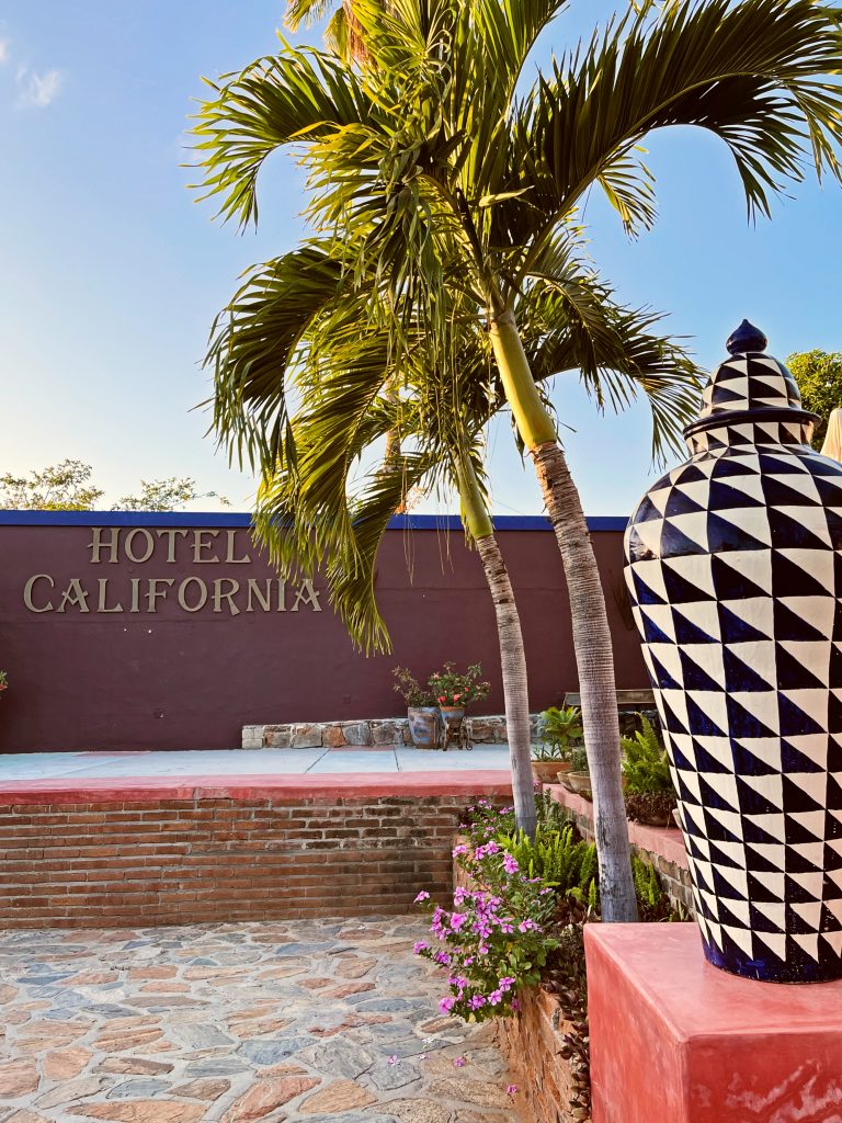 En el interior del Hotel California